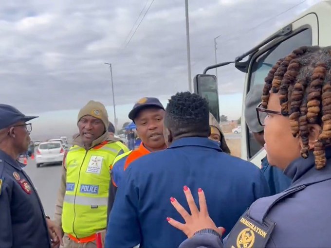 Clashes break out between police & motorists in Roodepoort